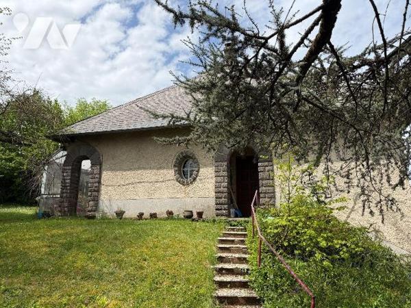 A proximité immédiate des commerces, services et écoles à MAURIAC (Cantal), une maison de carac...