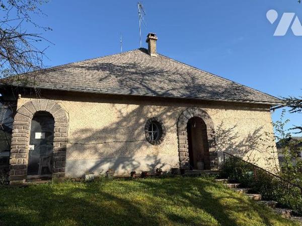 A proximité immédiate des commerces, services et écoles à MAURIAC (Cantal), une maison de carac...