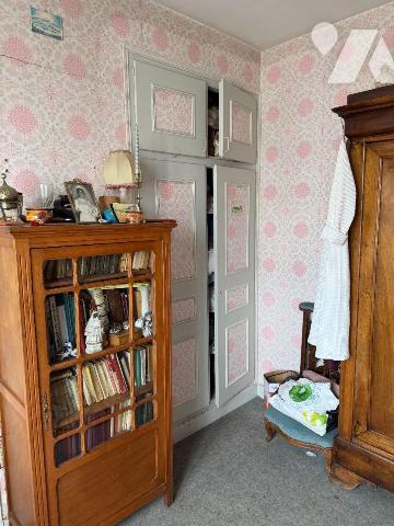 A proximité immédiate des commerces, services et écoles à MAURIAC (Cantal), une maison de carac...