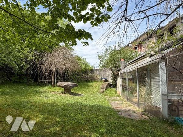A proximité immédiate des commerces, services et écoles à MAURIAC (Cantal), une maison de carac...