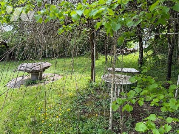 A proximité immédiate des commerces, services et écoles à MAURIAC (Cantal), une maison de carac...