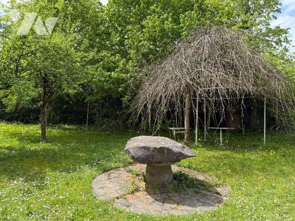 A proximité immédiate des commerces, services et écoles à MAURIAC (Cantal), une maison de carac...