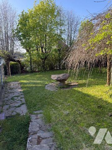 A proximité immédiate des commerces, services et écoles à MAURIAC (Cantal), une maison de carac...