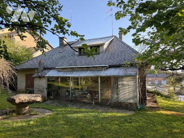 A proximité immédiate des commerces, services et écoles à MAURIAC (Cantal), une maison de carac...