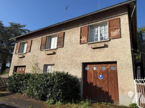 A proximité immédiate des commerces, services et écoles à MAURIAC (Cantal), une maison de carac...