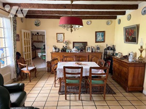 A proximité immédiate des commerces, services et écoles à MAURIAC (Cantal), une maison de carac...