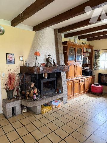 A proximité immédiate des commerces, services et écoles à MAURIAC (Cantal), une maison de carac...