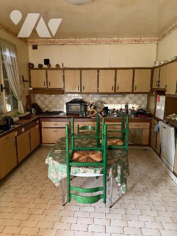 A proximité immédiate des commerces, services et écoles à MAURIAC (Cantal), une maison de carac...