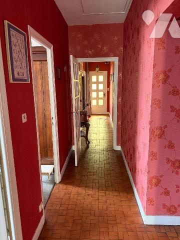 A proximité immédiate des commerces, services et écoles à MAURIAC (Cantal), une maison de carac...