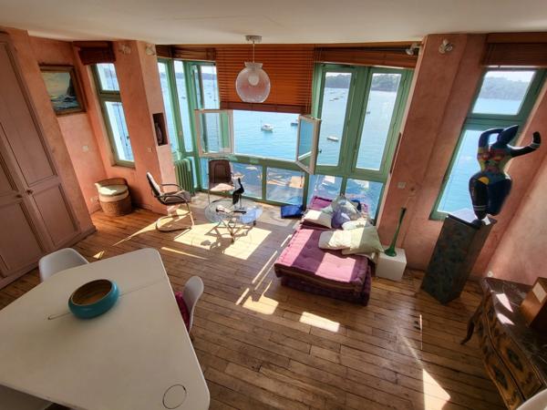 La mer vous fera voir toutes ses couleurs de cette Propriété de 1ère ligne offrant des points de vue exceptionnels