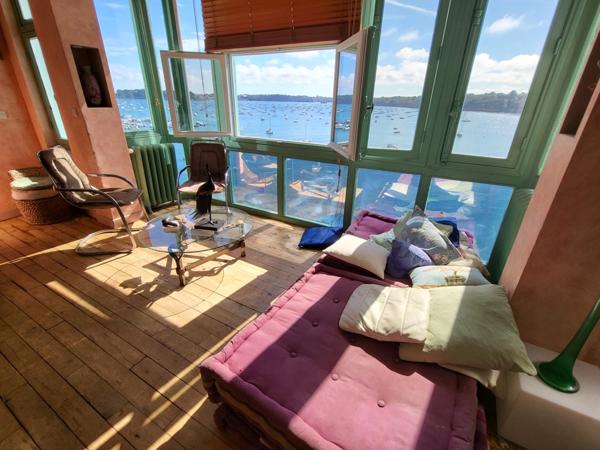 La mer vous fera voir toutes ses couleurs de cette Propriété de 1ère ligne offrant des points de vue exceptionnels