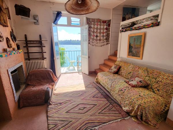 La mer vous fera voir toutes ses couleurs de cette Propriété de 1ère ligne offrant des points de vue exceptionnels