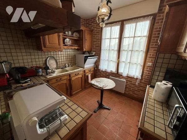 ENTRE ORBEC ET LISIEUX JOLIE MAISON NORMANDE BEL ETAGE A AMENAGER TERRAIN 2145m².