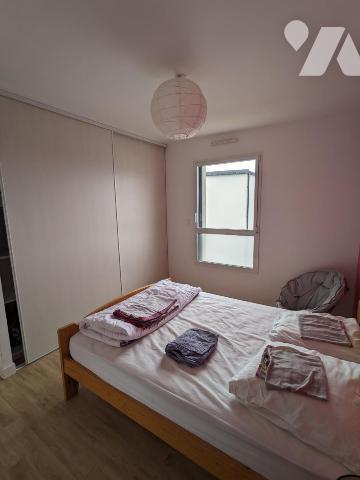 Maison contemporaine dans lotissement résidentiel