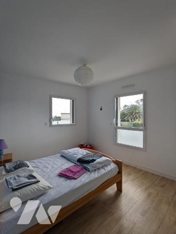 Maison contemporaine dans lotissement résidentiel