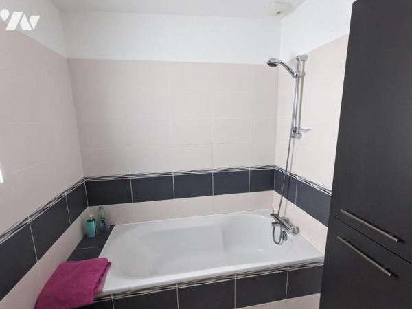 Maison contemporaine dans lotissement résidentiel