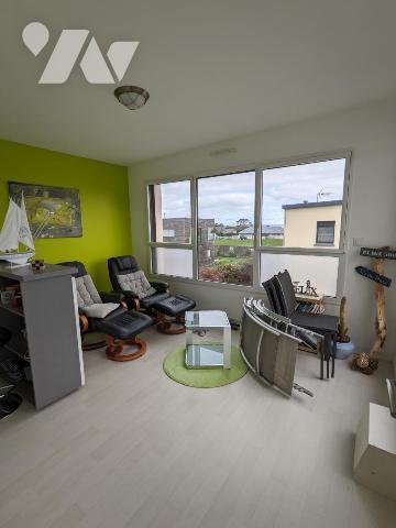 Maison contemporaine dans lotissement résidentiel