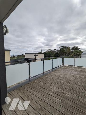 Maison contemporaine dans lotissement résidentiel