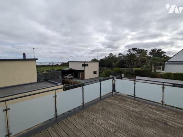 Maison contemporaine dans lotissement résidentiel