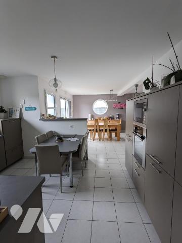 Maison contemporaine dans lotissement résidentiel