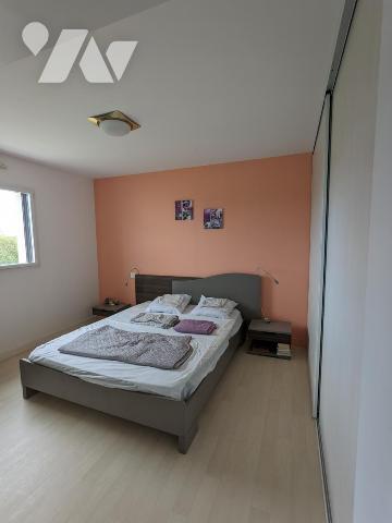 Maison contemporaine dans lotissement résidentiel