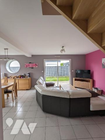 Maison contemporaine dans lotissement résidentiel