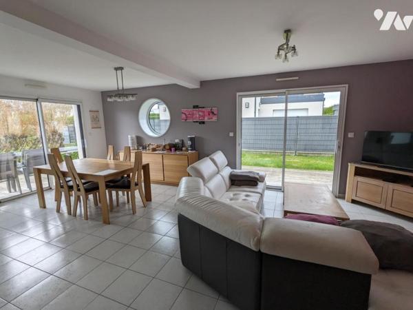 Maison contemporaine dans lotissement résidentiel