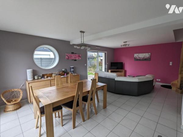 Maison contemporaine dans lotissement résidentiel