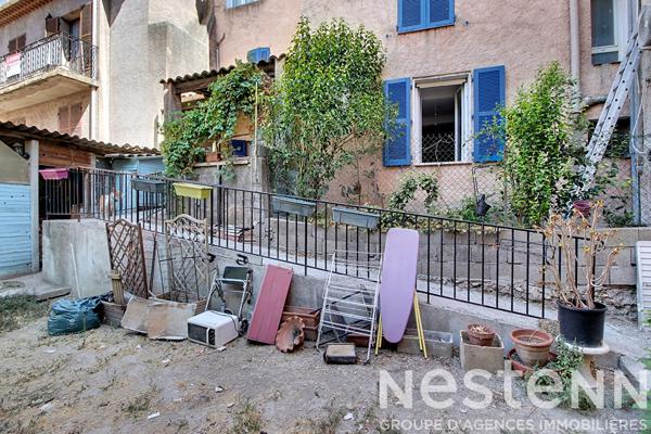 A vendre à LORGUES dans un immeuble familiale 4 lots d' appartements de 159 m² + jardin d'environ 100m2