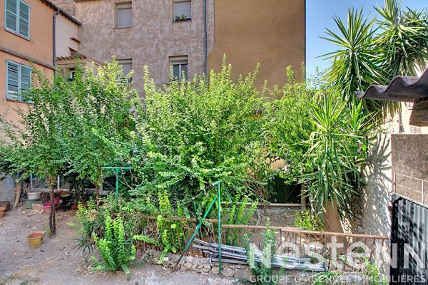 A vendre à LORGUES dans un immeuble familiale 4 lots d' appartements de 159 m² + jardin d'environ 100m2
