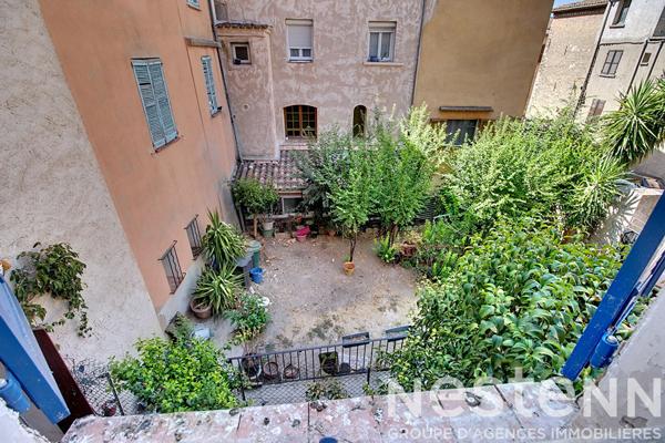 A vendre à LORGUES dans un immeuble familiale 4 lots d' appartements de 159 m² + jardin d'environ 100m2