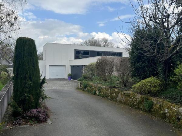 A VENDRE MAISON D'ARCHITECTE VANNES St Guen-200 m2 hab sur 1000 m2 de terrain env