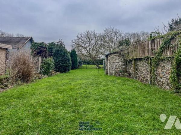 L'étude de Me Fonty vous invite à découvrir cette charmante maison en pierre située en plein co...