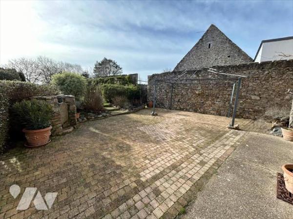 L'étude de Me Fonty vous invite à découvrir cette charmante maison en pierre située en plein co...