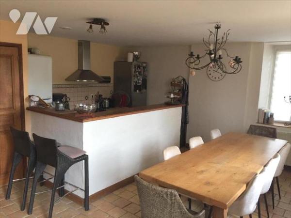 L'étude de Me Fonty vous invite à découvrir cette charmante maison en pierre située en plein co...