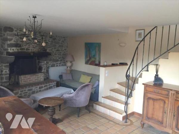 L'étude de Me Fonty vous invite à découvrir cette charmante maison en pierre située en plein co...