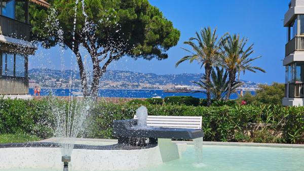 PIED DANS L'EAU - Magnifique 2 pièces Résidence du Port Mandelieu