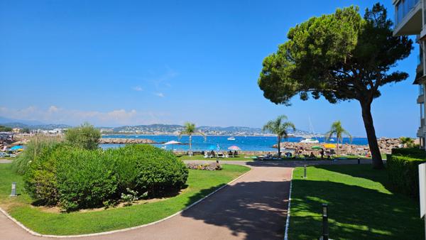 PIED DANS L'EAU - Magnifique 2 pièces Résidence du Port Mandelieu
