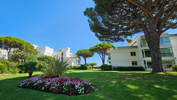 PIED DANS L'EAU - Magnifique 2 pièces Résidence du Port Mandelieu