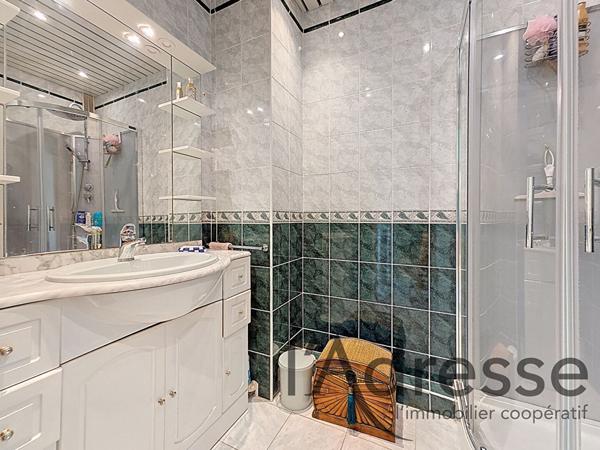 PIED DANS L'EAU - Magnifique 2 pièces Résidence du Port Mandelieu