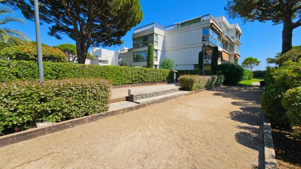 PIED DANS L'EAU - Magnifique 2 pièces Résidence du Port Mandelieu