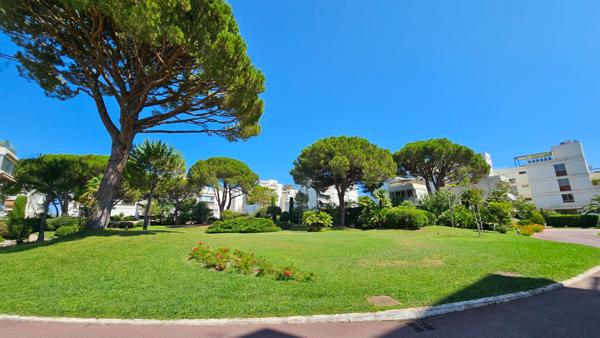PIED DANS L'EAU - Magnifique 2 pièces Résidence du Port Mandelieu