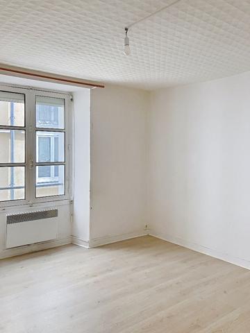 A vendre Angers hyper centre. Appartement type 2. 1er étage . Bâtisse ancienne. Chauffage individuel. Libre à la vente.