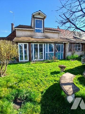 Ensemble immobilier en centre bourg avec terrain et dépendances