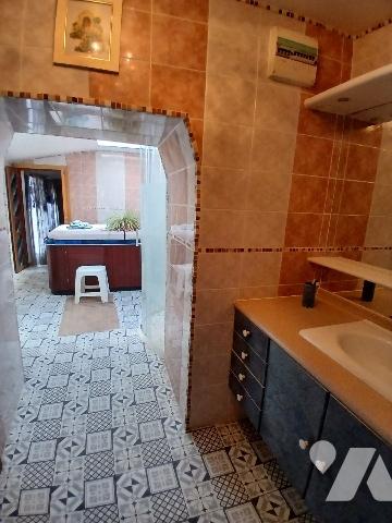 Ensemble immobilier en centre bourg avec terrain et dépendances