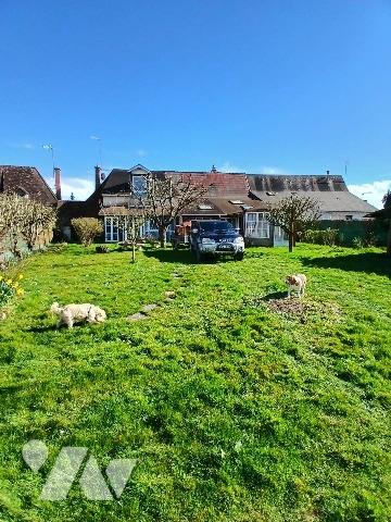 Ensemble immobilier en centre bourg avec terrain et dépendances