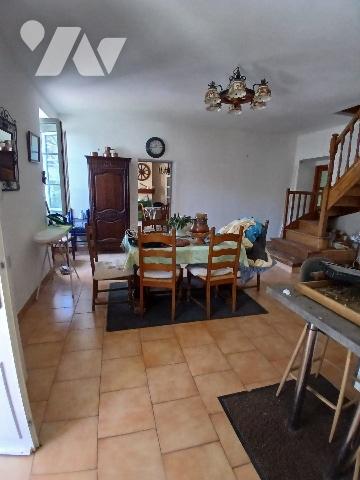 Ensemble immobilier en centre bourg avec terrain et dépendances