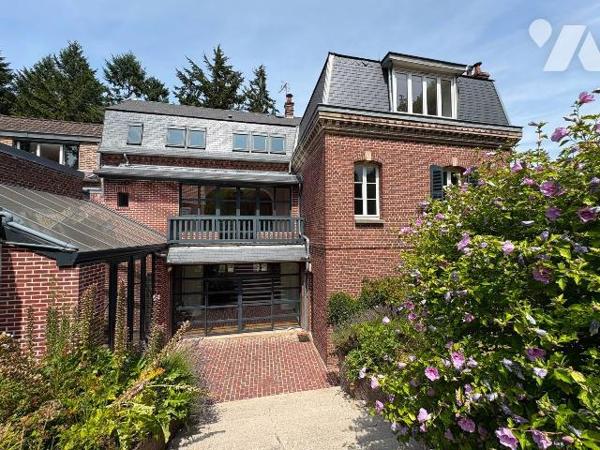 Jolie maison rénovée, proche du centre ville et du château d'Eu, comprenant :
- Au rez-de-chau...