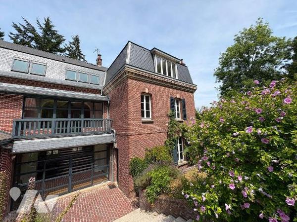 Jolie maison rénovée, proche du centre ville et du château d'Eu, comprenant :
- Au rez-de-chau...