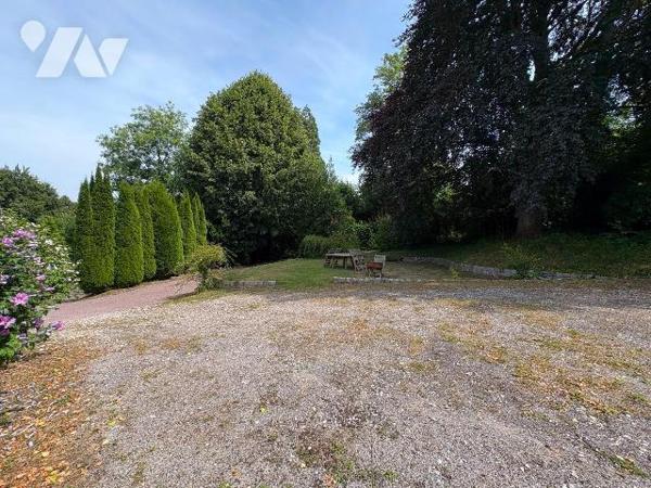 Jolie maison rénovée, proche du centre ville et du château d'Eu, comprenant :
- Au rez-de-chau...